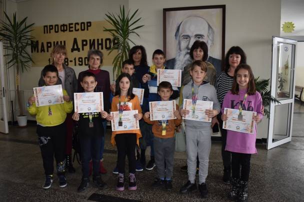 Дриновски ученици с медали от есенния кръг на Международния турнир „Математика без граници“