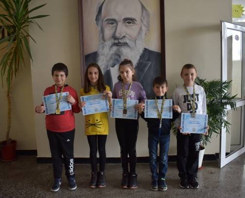 Дриновски ученици с медали от зимния кръг на 10-то издание на турнира "Математика без граници"