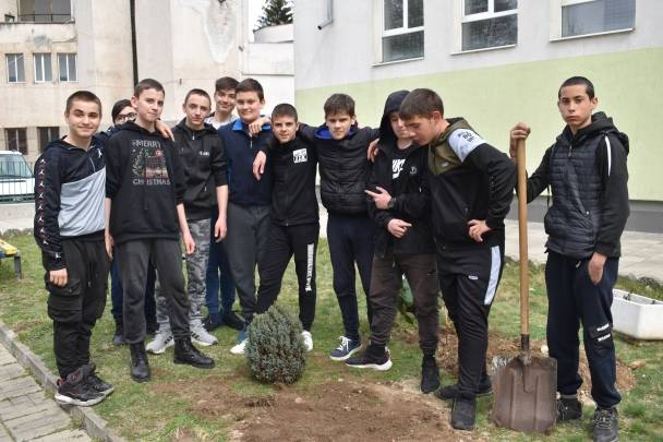 „Засади дърво" – акция на дриновските седмокласници